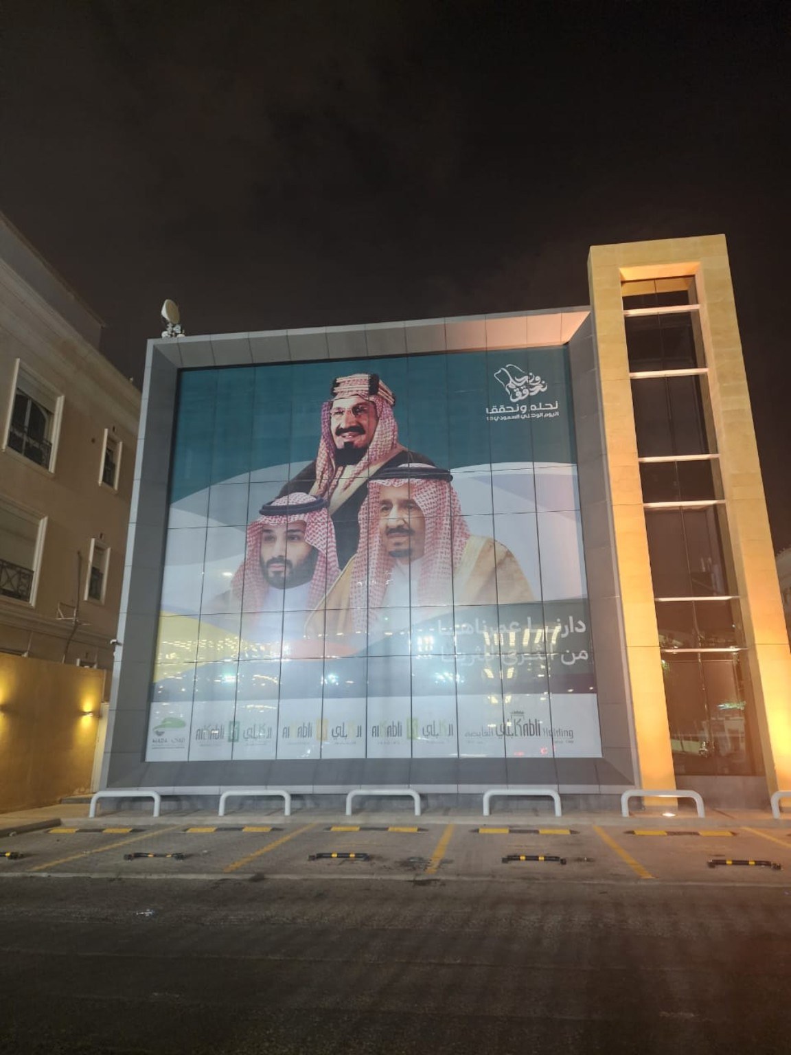 تغليف الواجهات الزجاجية